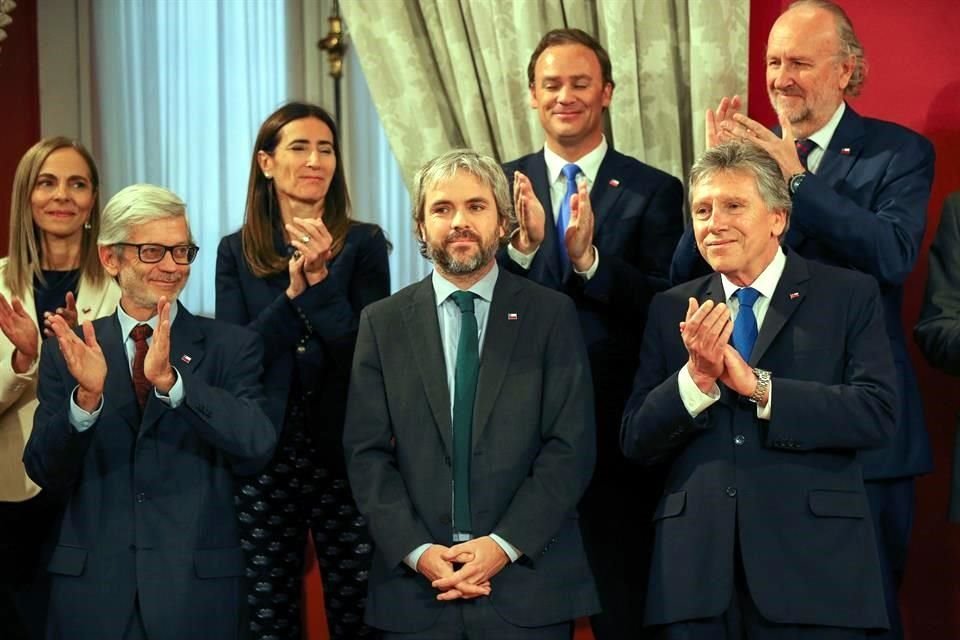 Gonzalo Blumel (centro) fue elegido por Piñera como nuevo Ministro de Interior.