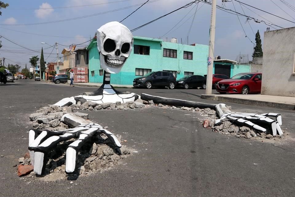 Vecinos de Tláhuac elaboraron y colocaron calaveras monumentales en el asfalto, en homenaje a víctimas del 19-S.