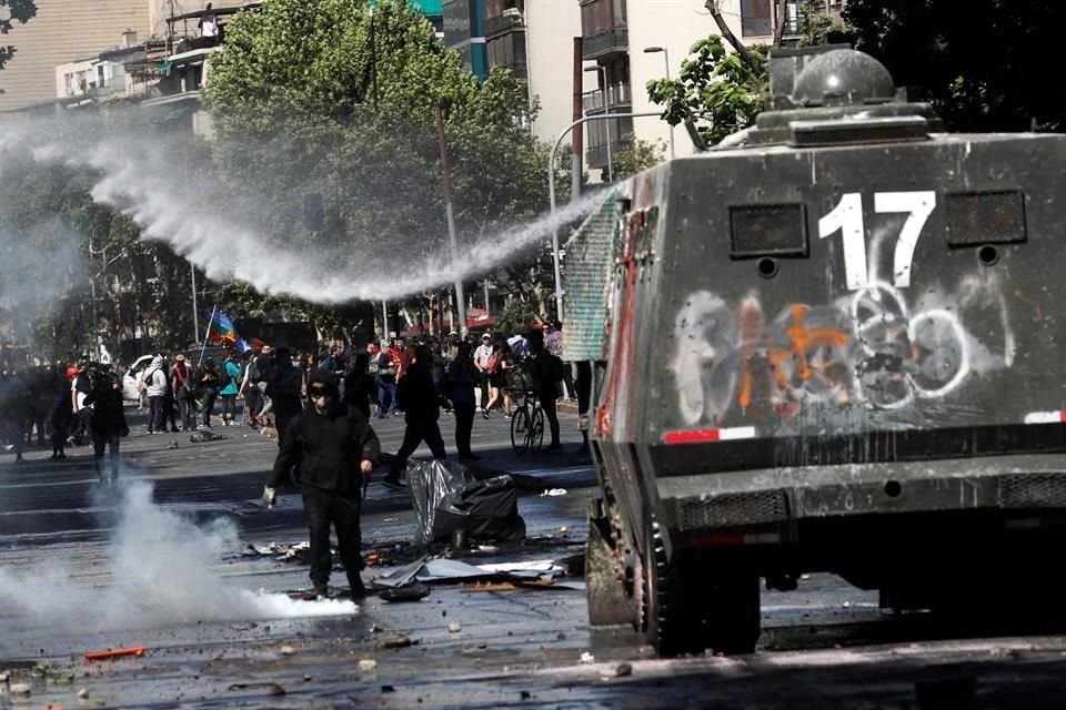 La Polícía usó un cañón de agua durante la nueva jornada de manifestaciones en Santiago.