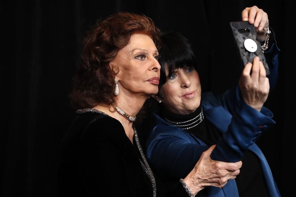 La actriz italiana Sophia Loren y la compositora estadounidense Diane Warren se tomaron una selfie.