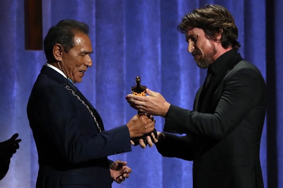 Christian Bale (der.) le entregó el premio honorario a Wes Studi, con quien tabajó en 'Hostiles'.