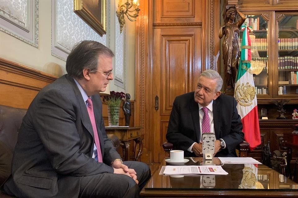 Acompañado por el Secretario de Relaciones Exteriores, López Obrador habló ayer por teléfono con Fernández y con Evo Morales, Presidente de Bolivia, para felicitarlos por sus respectivos triunfos.