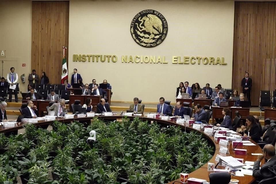 El instituto político con más sanciones económicas podría ser Morena, con 267 millones 504 mil pesos, pues el órgano electoral detectó 310 anomalías en la aplicación de sus recursos.