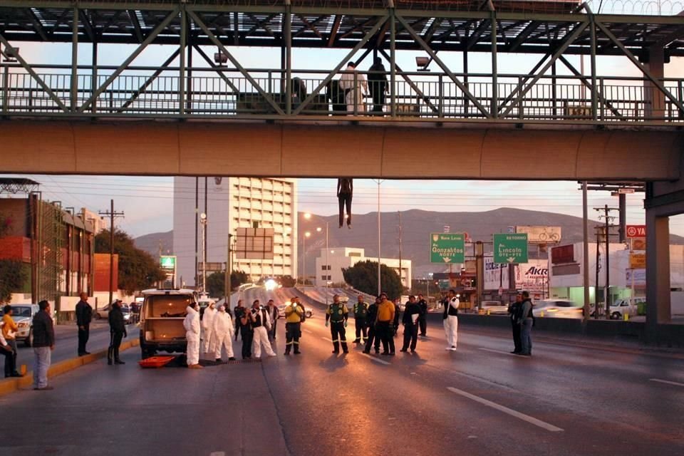 En 2010, Gabriela Elizabeth Muñiz Tamez, 'La Pelirroja', fue ejecutada y colgada de un puente de la Av. Gonzalitos.