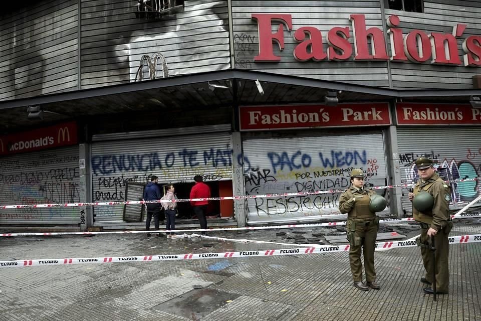 La Policía resguarda un edificio que fue incendiado por un grupo de encapuchados el lunes.