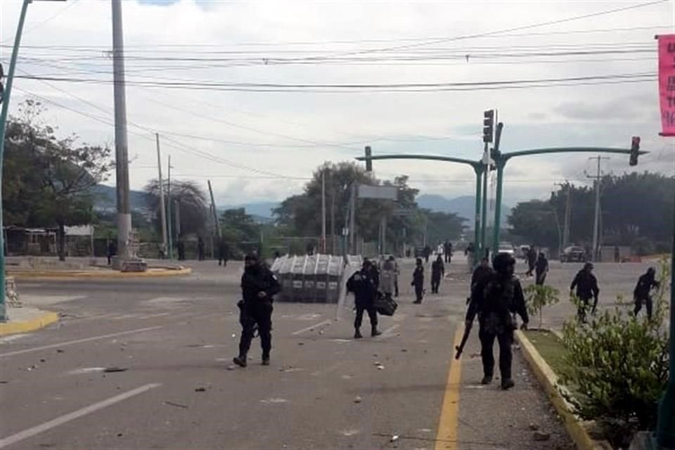 Los policías presentan lesiones por esquirlas de bombas molotov.