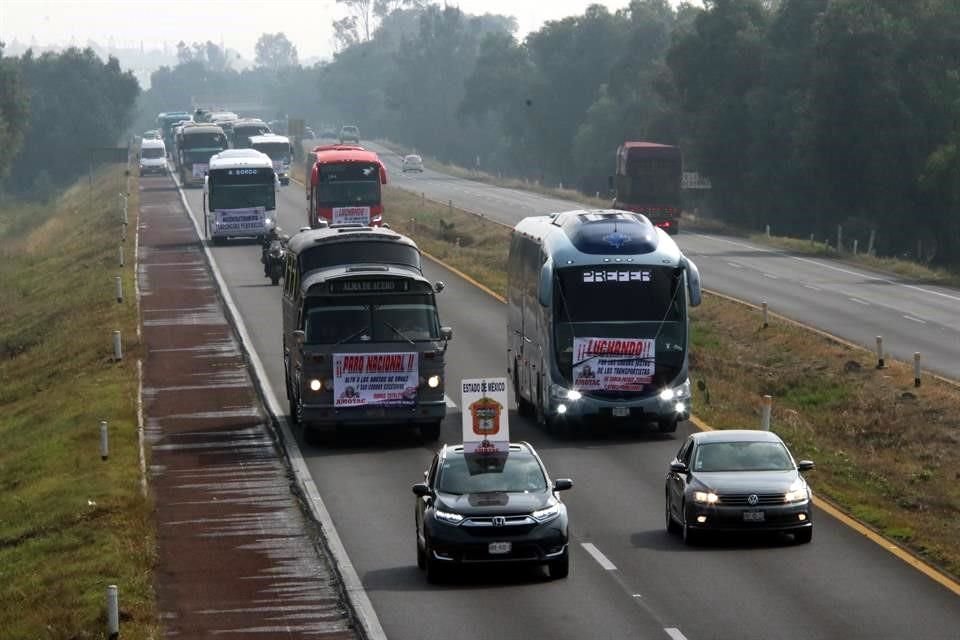 Transportistas se manifestaron en la caseta México-Pirámides.