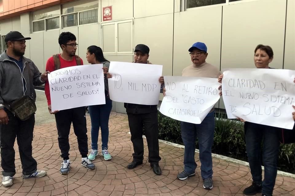 Los padres se reunieron en el Hospital Infantil, desde donde se dirigieron a la sede del Senado.