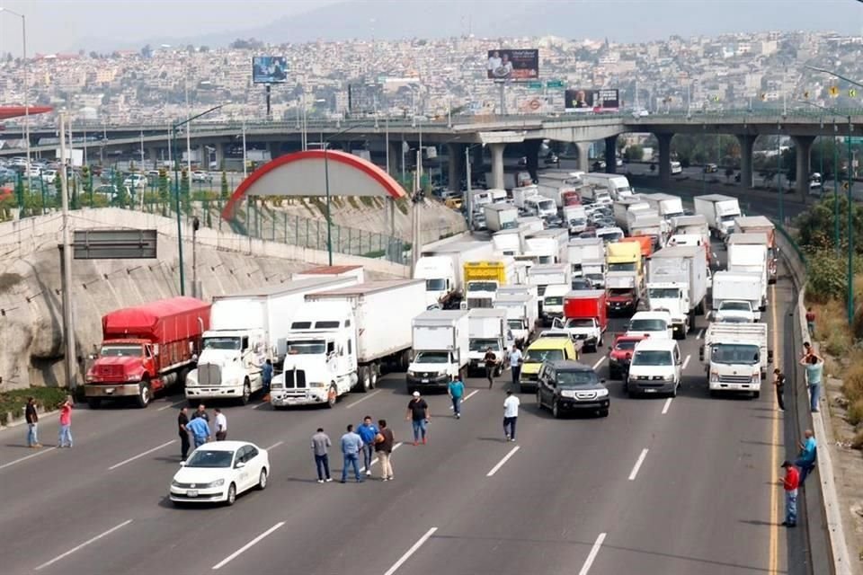 Debido a que transportistas dejan un solo carril abierto en su movilización hacia San Lázaro, la circulación en la México-Querétaro se encuentra colapsada.