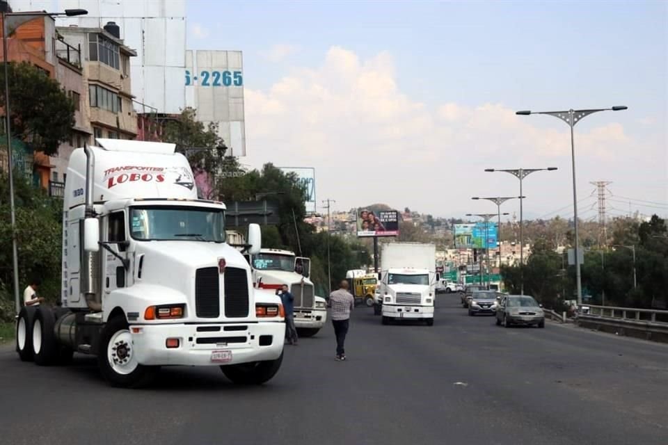 En la Autopista México-Pachuca, transportistas realizan un bloqueo en los límites con la Ciudad de México.