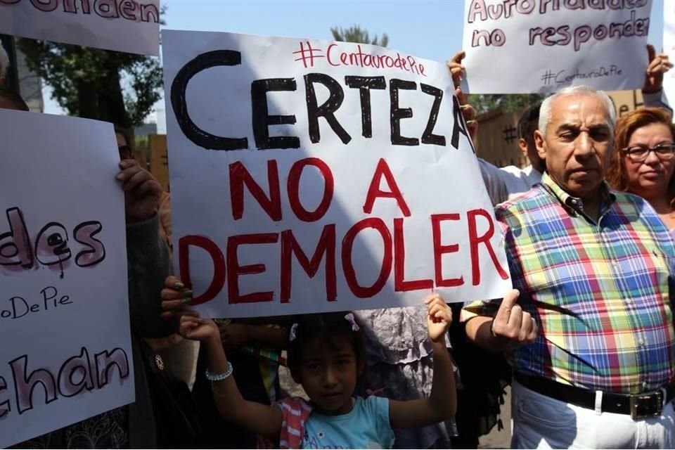 Unas 30 personas se apostaron esta mañana al exterior del edificio que no se encuentra cercado como los afectados al frente Osa Mayor y Osa Menor.