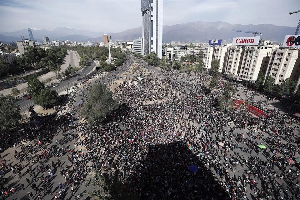 Vista panorámica que muestra la concentración de ciudadanos en la Plaza Italia de Santiago, Chile.