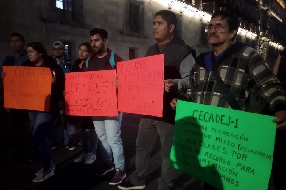 Los inconformes afuera de la sede del Gobierno federal.