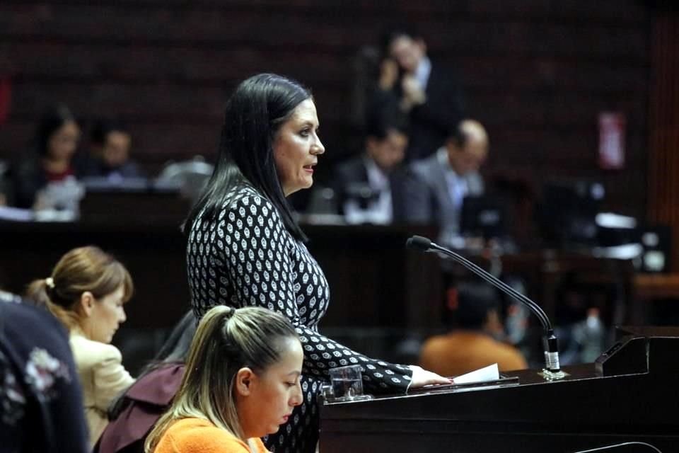 Patricia Terrazas, presidenta de la Comisión de Hacienda, durante la presentación de los dictámenes.