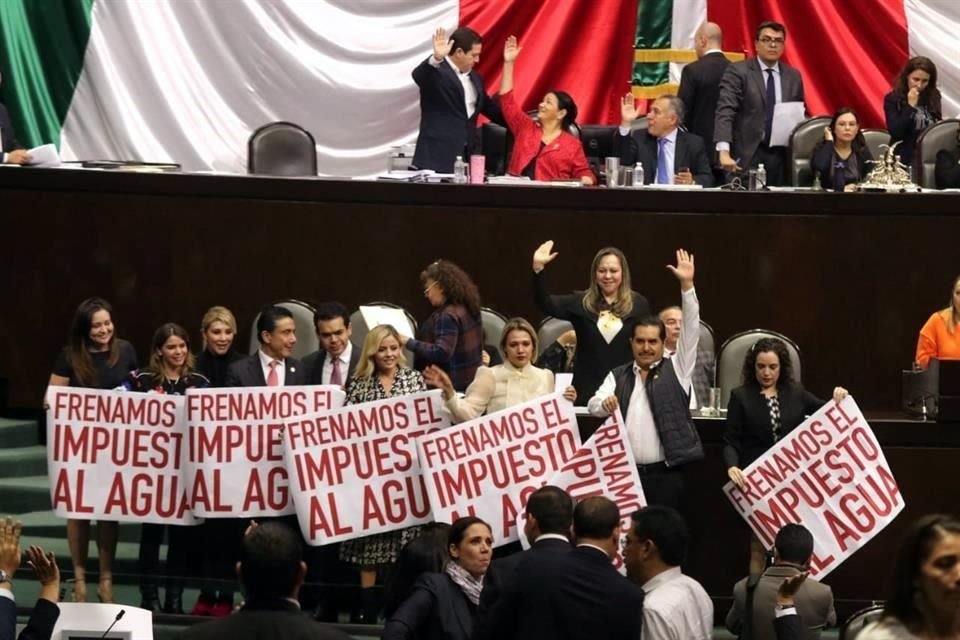 Los legisladores priistas durante la  sesión en San Lázaro.