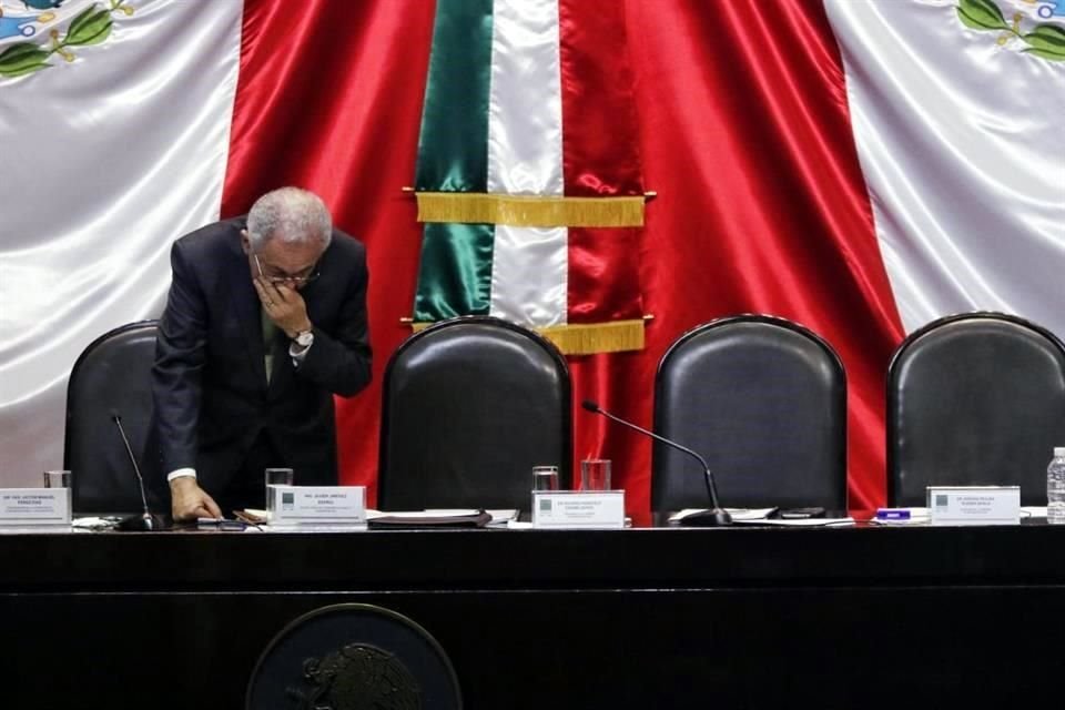 Los diputados dejaron por un momento solo al funcionario en la tribuna para bajar a votar al Pleno.