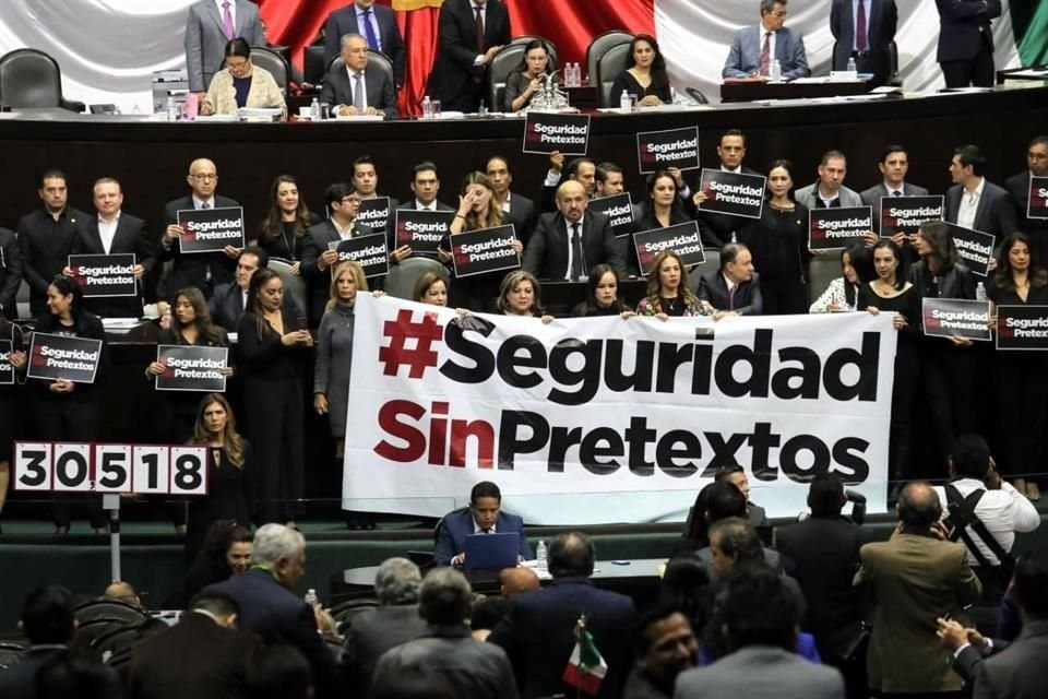 Legisladores del PAN mostraron una pancarta durante la comparecencia del Secretario de Seguridad.