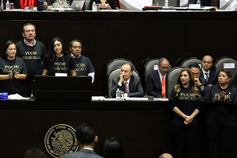 Diputados del PRD protestaron durante la comparecencia de Durazo con motivo de la Glosa del Primer Informe.