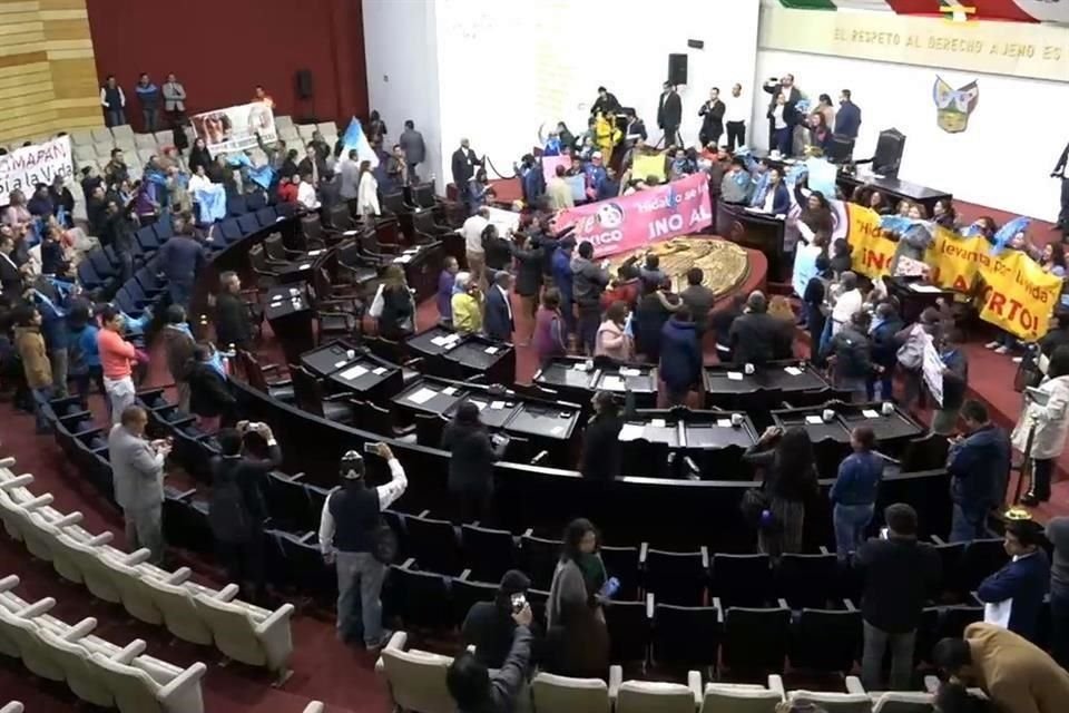 Alrededor de las 10:30 horas de este jueves, al grito de 'Diputado valiente, defiende al inocente', los manifestantes ingresaron al recinto legislativo.