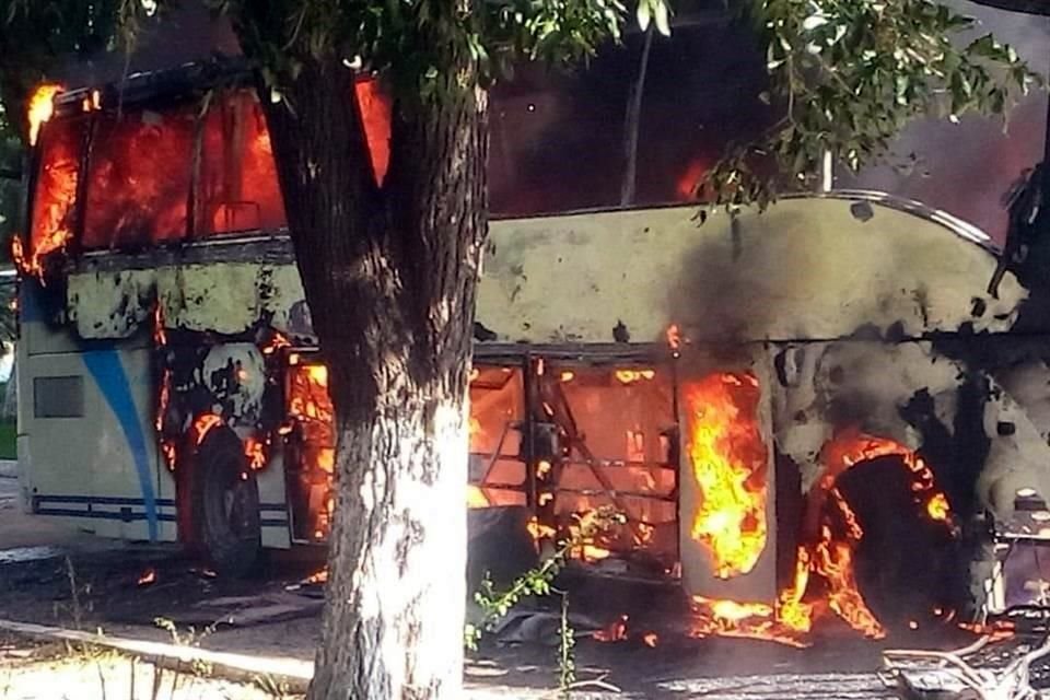 Los elementos lograron recuperar uno de los autobuses retenidos, mientras que el otro fue incendiado por los jóvenes al interior de la escuela normal.