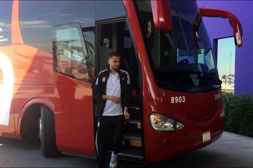 Diego Reyes realizó el viaje con Tigres rumbo a Querétaro.