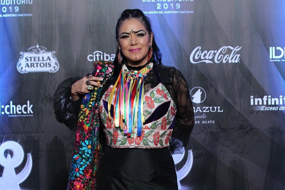 Ataviada con motivos de la Costa Chica guerrerense llegó Lila Downs a las Lunas del Auditorio.