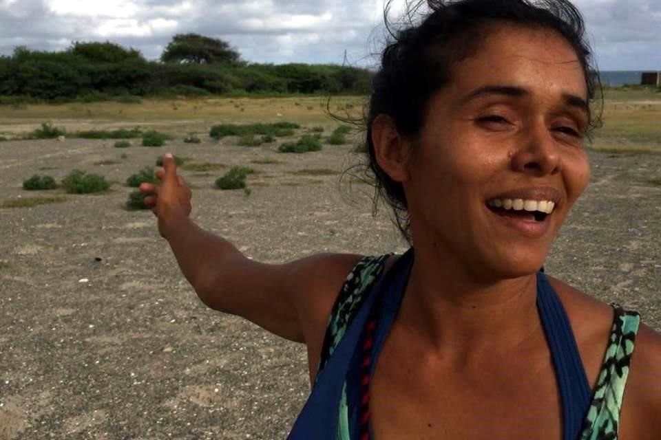 Sandra Velázquez, de la organización El Istmo es Nuestro, muestra la zona donde está prevista una terminal de usos múltiples.