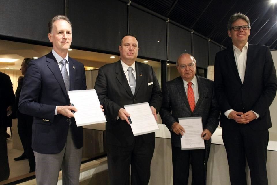 (De Izq. a Der.) Federico Pozas, presidente de Coparmex NL; Fritz Eisele Thurau, Cónsul Honorario de Alemania en Nuevo León y representante de la Camexa.