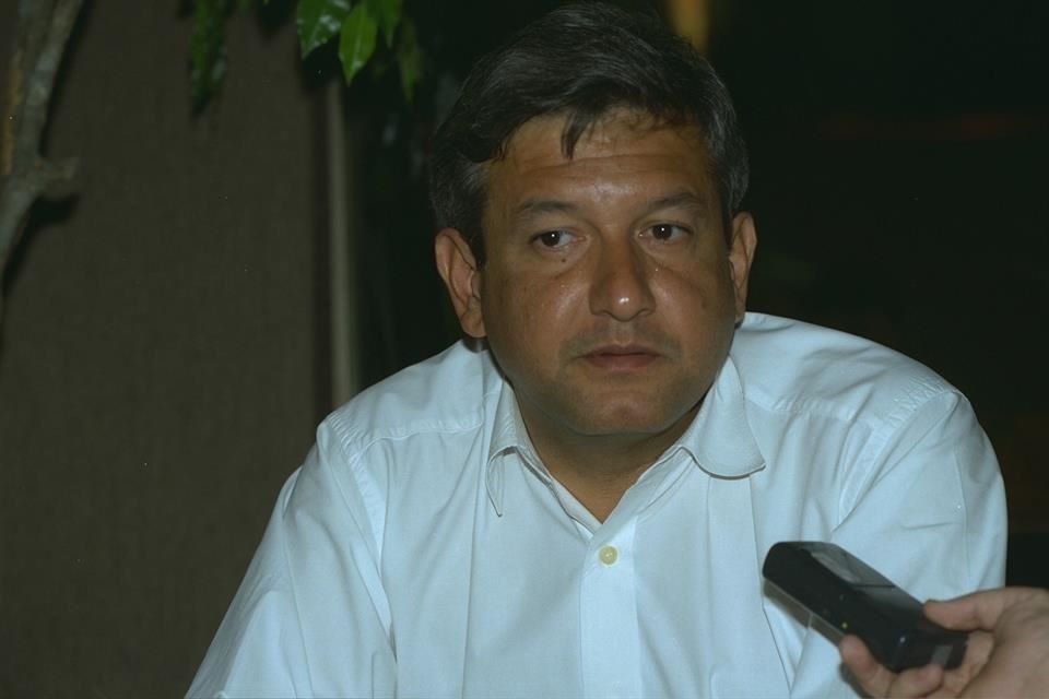 Andrés Manuel López Obrador, en junio de 1996, cuando era candidato a la dirigencia nacional del PRD.