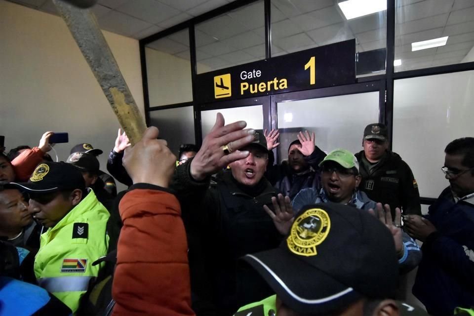 Simpatizantes del presidente Evo Morales protestan este martes en el aeropuerto internacional de El Alto.