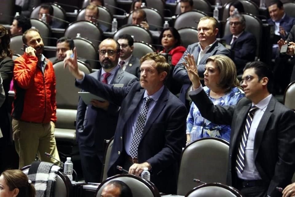 Los panistas durante la sesión en San Lázaro.