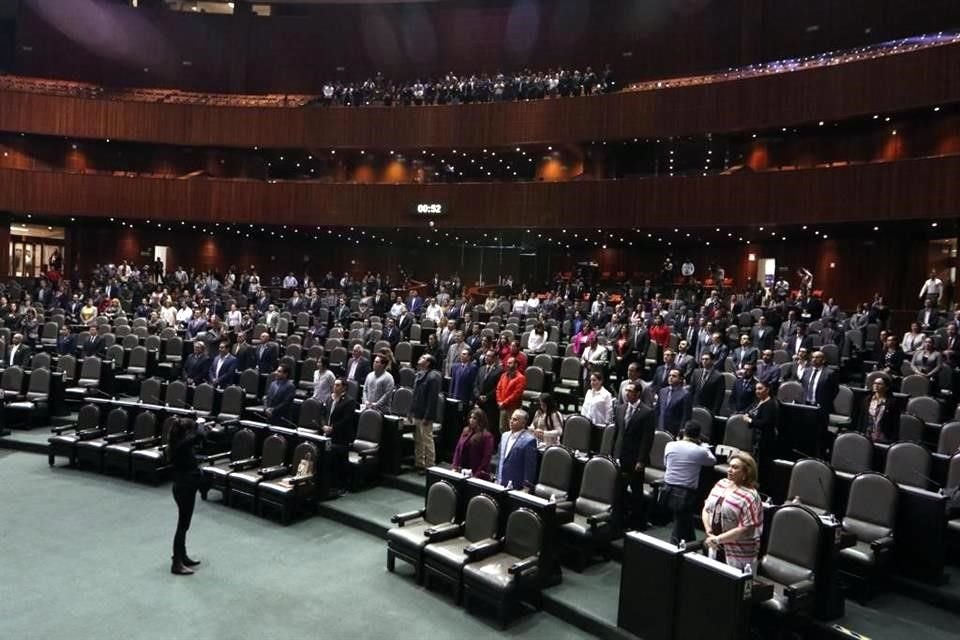 El Pleno de diputados guardó un minuto de silencio por los hechos violentos ocurridos ayer en Sonora.