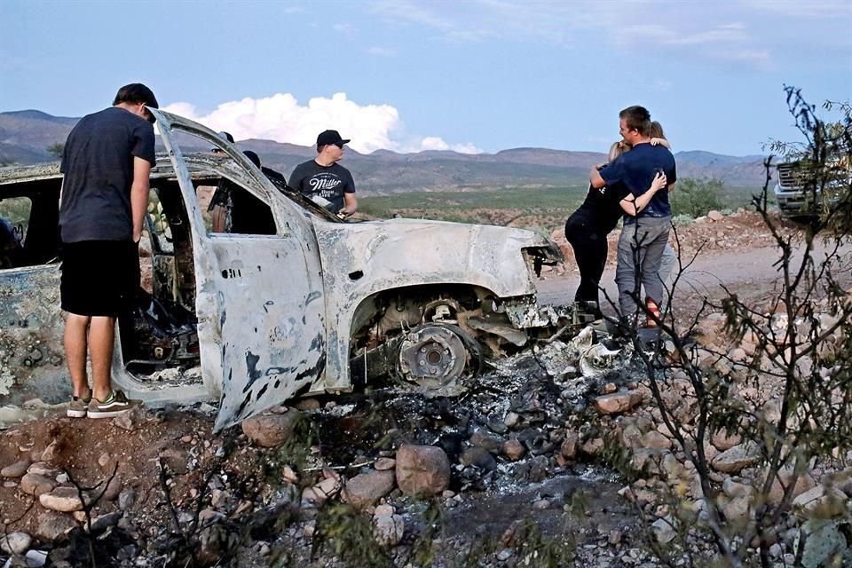 Familiares llegaron al lugar de la masacre donde encontraron los cuerpos calcinados y restos de las camionetas.