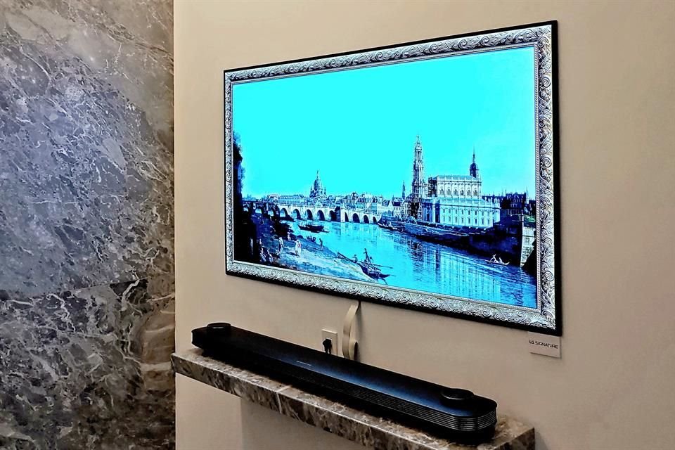 La pantalla LG Signature OLED TV W9 entrega negros perfectos gracias su tecnología y con el Modo Galería convierte las habitaciones en museos de arte.