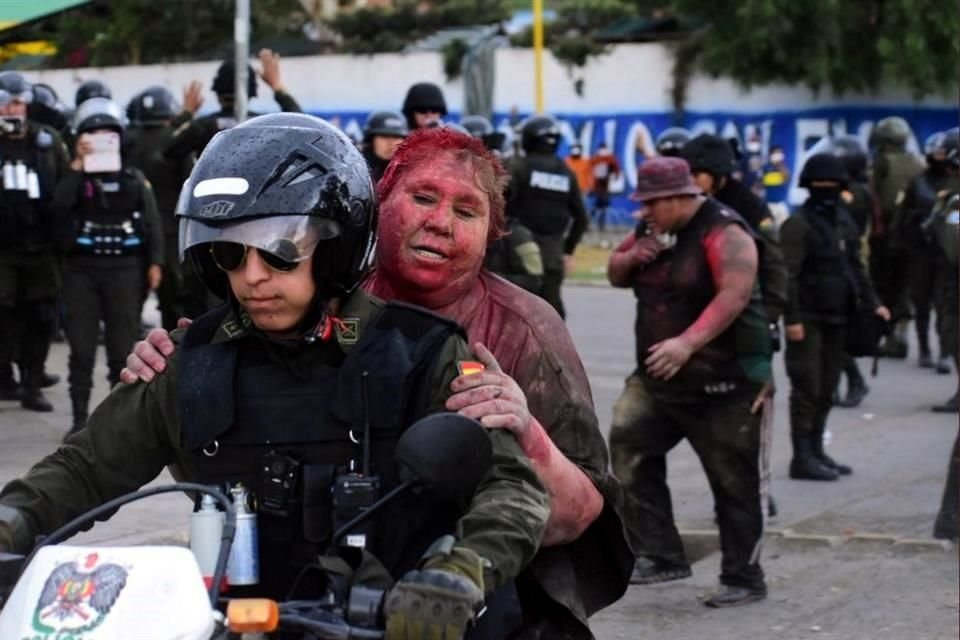 La Alcaldesa fue rescatada por la Policía y trasladada en motocicleta.