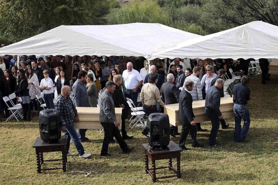 En La Mora, Sonora, familiares cargan los ataúdes de algunos de los Lebarón y Langford asesinados.