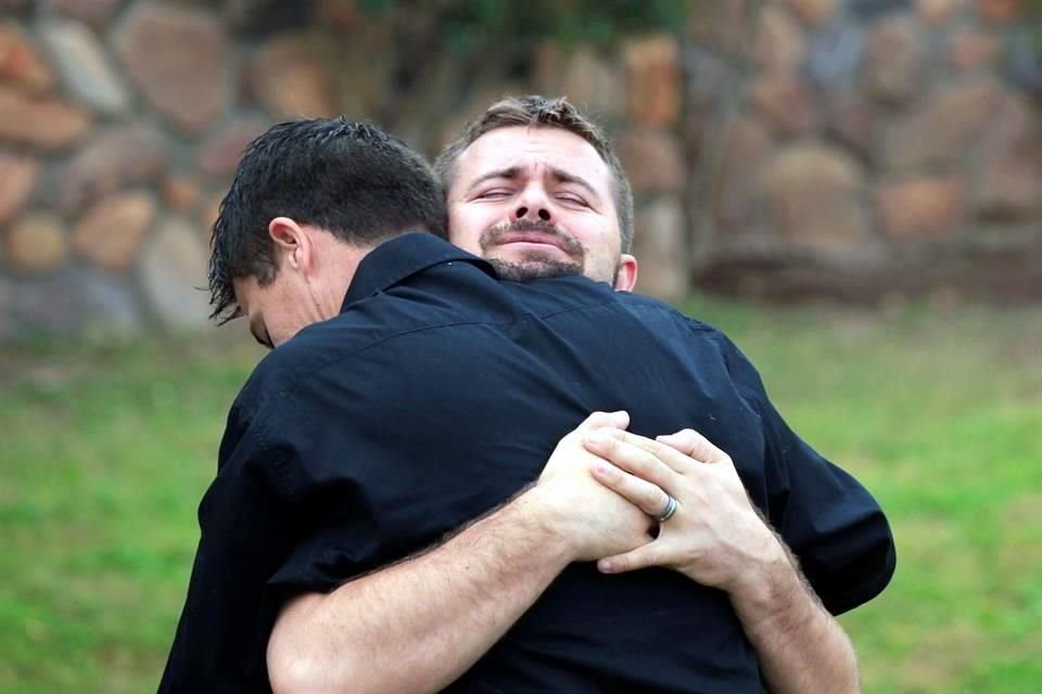 Asistentes al funeral lamentan los fallecimientos.