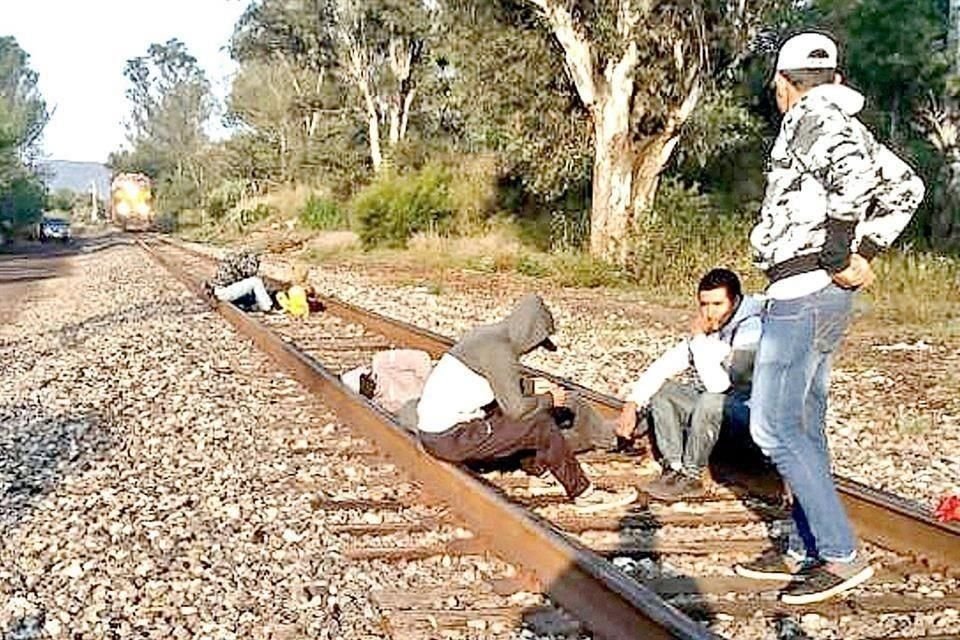 Los normalistas protestan porque las Secretarías de Hacienda y de Educación no aceptaron financiar una jubilación masiva de docentes para liberar plazas para los nuevos egresados.