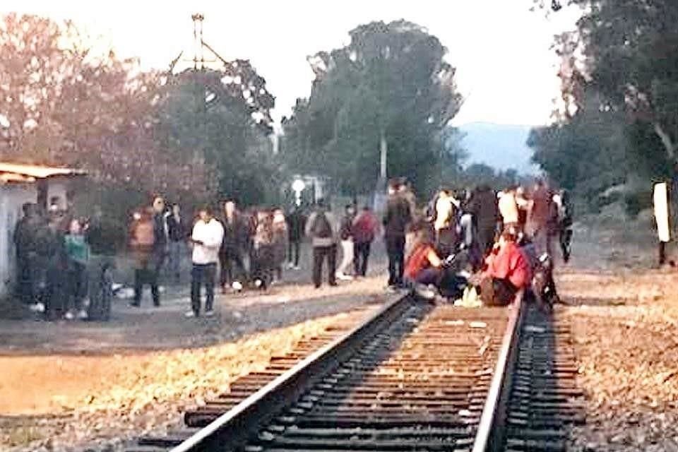 Los estudiantes han secuestrado camiones de comida para saquear la mercancía.