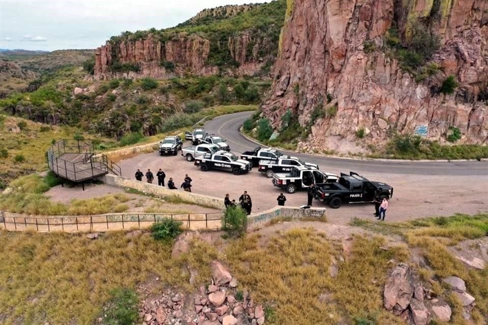 Autoridades integrantes de la Mesa para la Construcción de la Paz se reunieron para reportar avances.