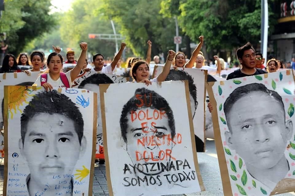 AMLO criticó liberación de una persona ligada a caso Ayotzinapa y pidió no utilizar deficiencias en investigación para generar corrupción.