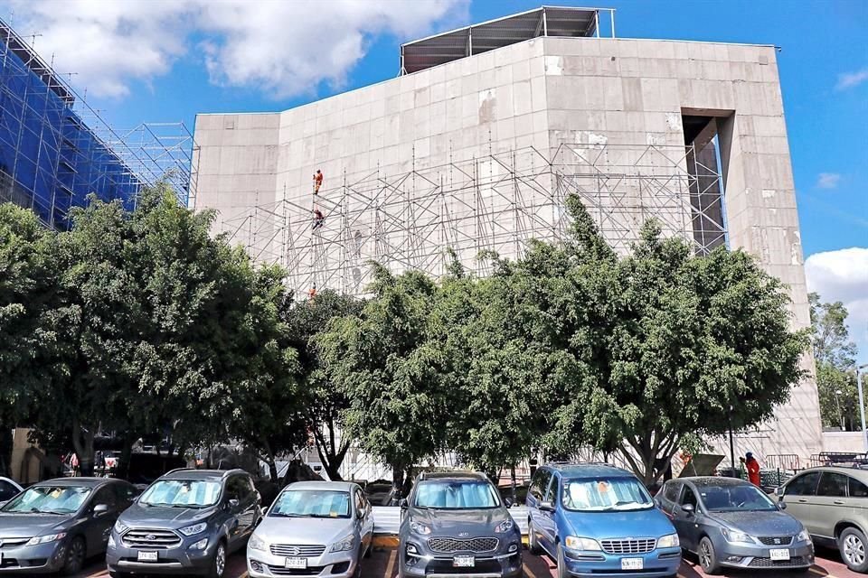 La Cámara de Diputados retiró placas con valor de 62 mdp colocadas en 2013 y que tres años después ya de habían echado a perder.