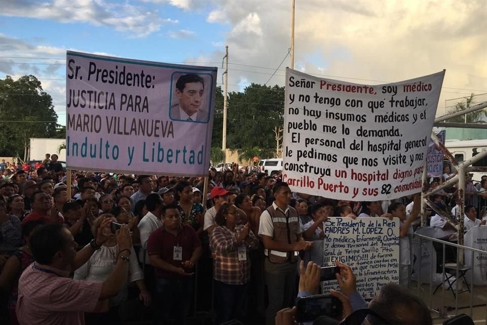 Ciudadanos con pancartas pidiendo la liberación de Mario Villanueva.