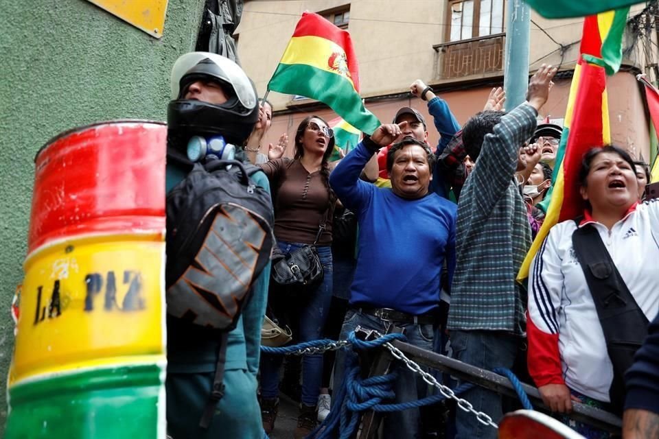 La gente grita consignas durante una protesta este sábado contra el Presidente de Bolivia, Evo Morales.