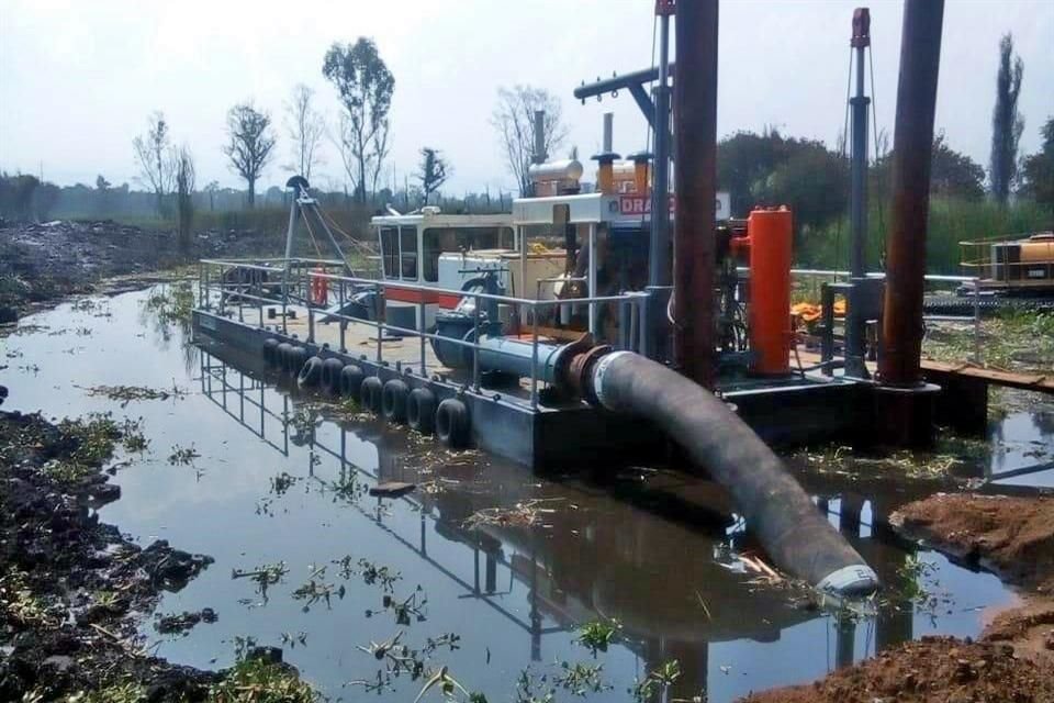 Durante un recorrido, el titular de Sobse, Jesús Esteva, mostró cómo dragas marinas, excavadoras anfibias y equipos succionadores de lodo, recuperan los cuerpos de agua