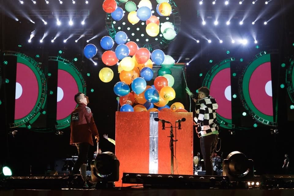 De una caja de regalo sacaron los artistas globos de muchos colores, una de las sorpresas que prepararon para su show.