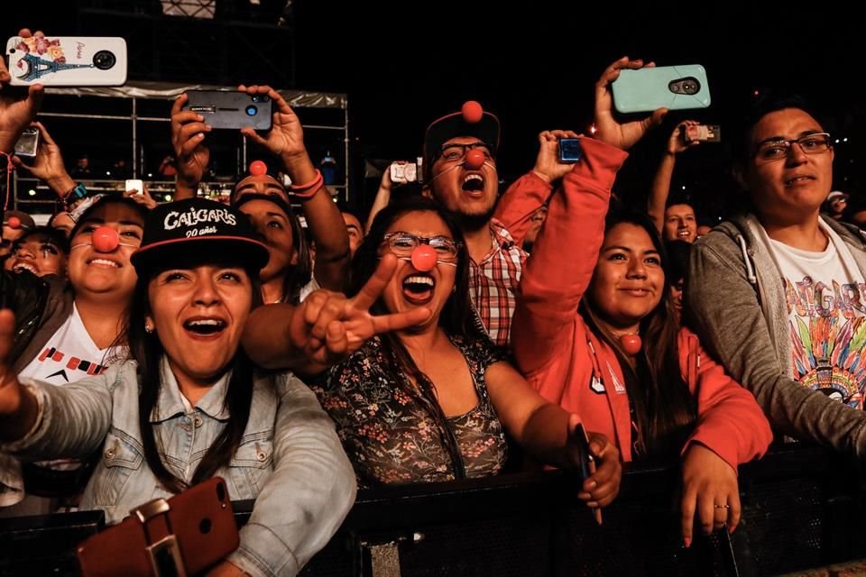 Muchos de los asistentes llevaron una nariz roja de payaso y ropa y accesorios alusivos a la banda.