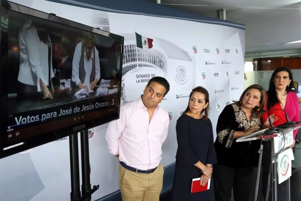 Los panistas en conferencia de prensa en la Cámara alta.