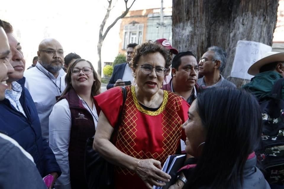 Bertha Luján a su llegada a la sede donde sesiona el Consejo Nacional.