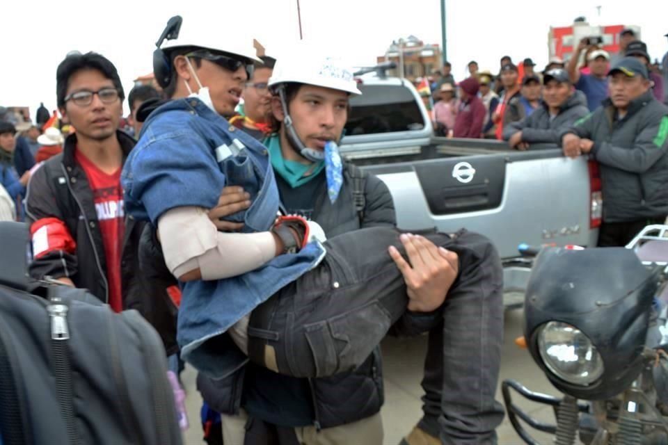 Ciudadanos heridos de la caravana de autobuses que se dirigía a La Paz para marchar contra el Presidente de Bolivia, Evo Morales, son atendidos este sábado en Oruro.